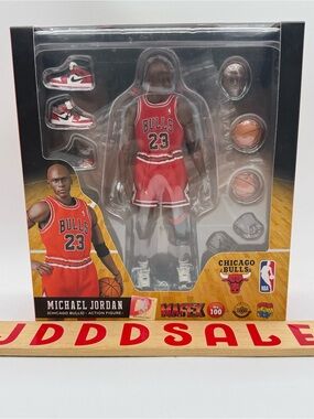 2020 Medicom Toy MAFEX MICHAEL JORDAN Chicago Bulls No. 100 Collectible Figure